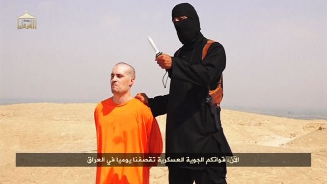REUTERS IS UNABLE TO INDEPENDENTLY VERIFY THE CONTENT OF THIS VIDEO, WHICH HAS BEEN OBTAINED FROM A SOCIAL MEDIA WEBSITE.    A masked Islamic State militant holding a knife speaks next to man purported to be U.S. journalist James Foley at an unknown l