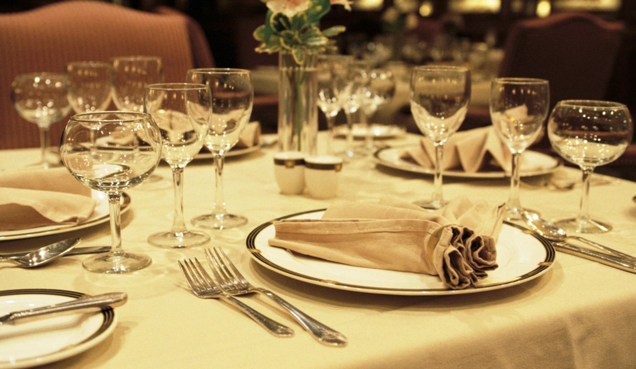 Застолье. Ужин с семьей. Dining options. Люди в ресторане. Dining options.